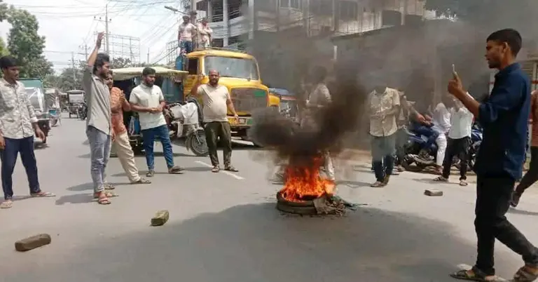চাঁপাইনবাবগঞ্জে সড়ক অবরোধ